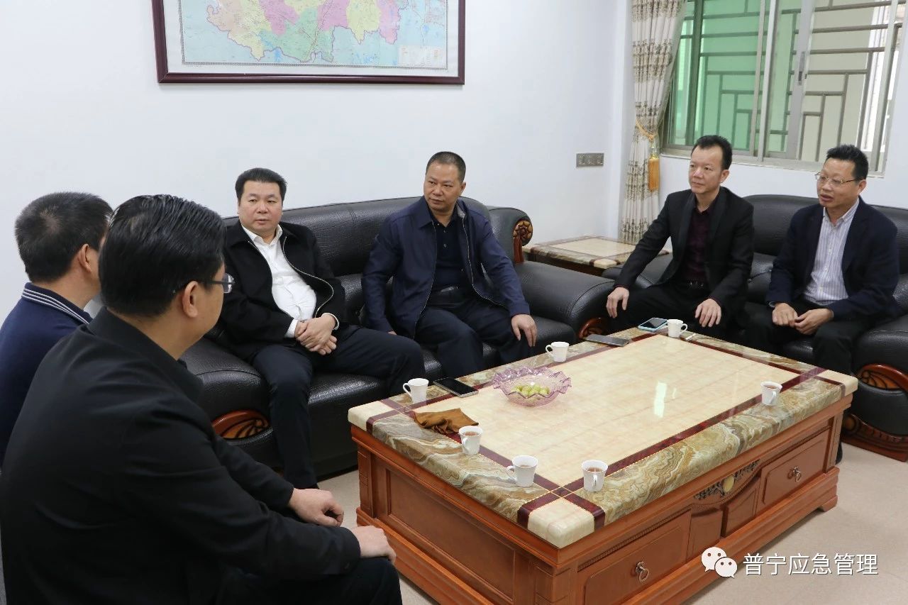 我市市委常委,副市长钟金鸿带队到梅林镇开展节前安全