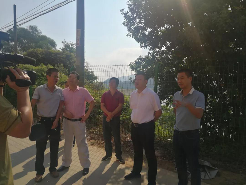 陈俊礼巡查三坑水库环境治理和新六村新农村建设情况